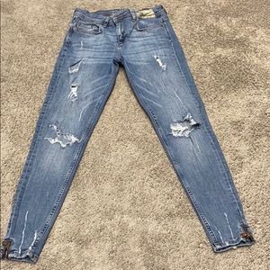 Zara Ankle Length Skinny Ripped Jeans. Size 6
